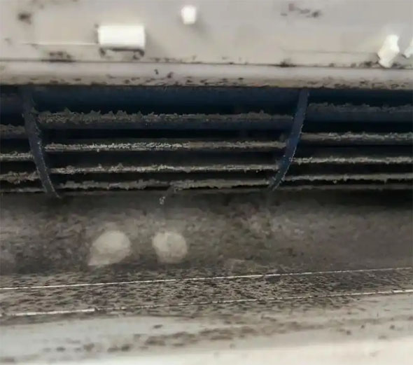 东兰空调吹的风有股烧焦味是怎么回事